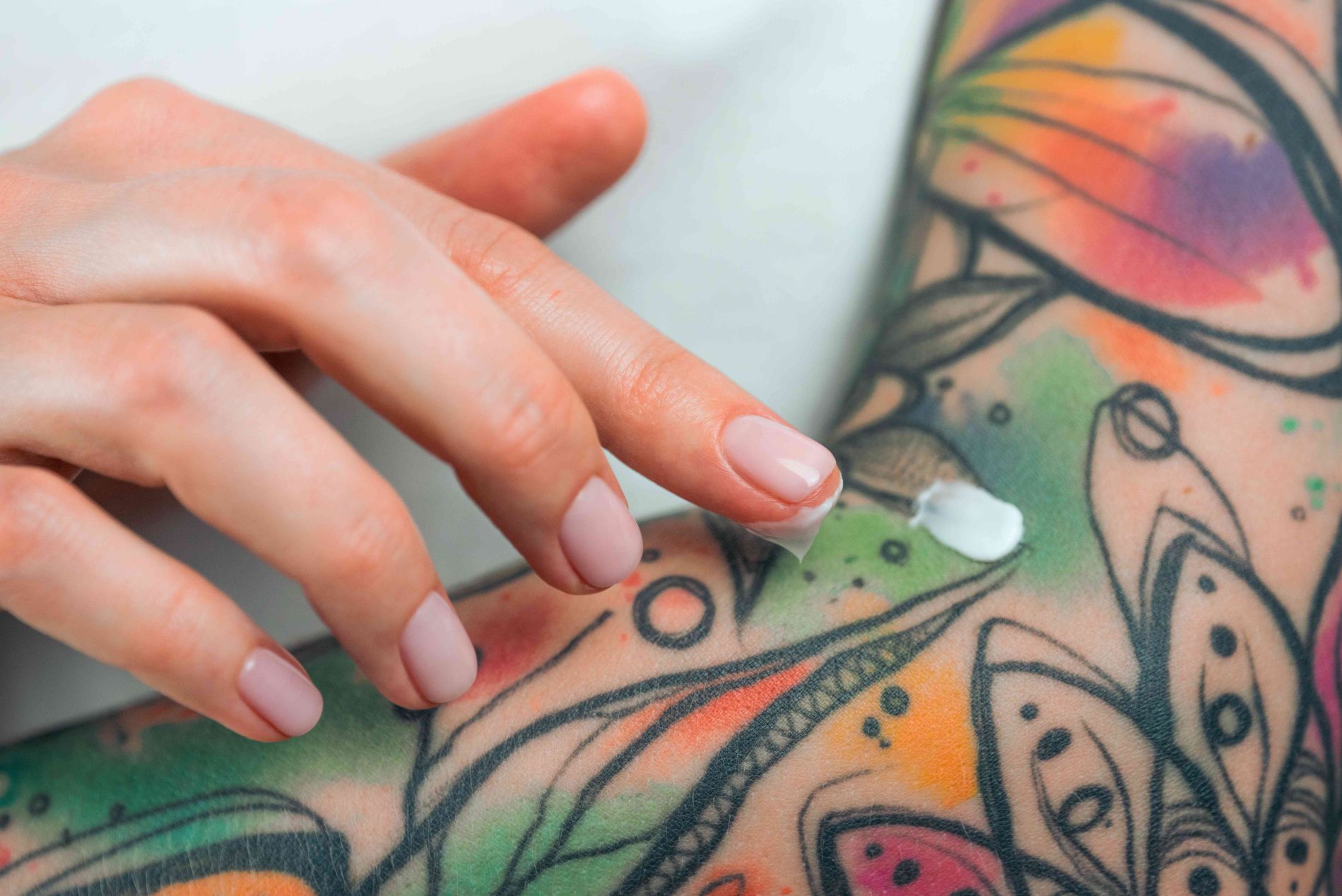  Creme auf Tattoo auftragen